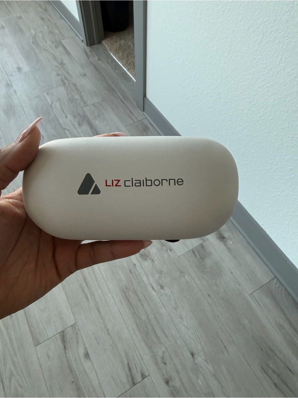 Liz Claiborne Cream Hard-Shell VR Accessory Case with Logo